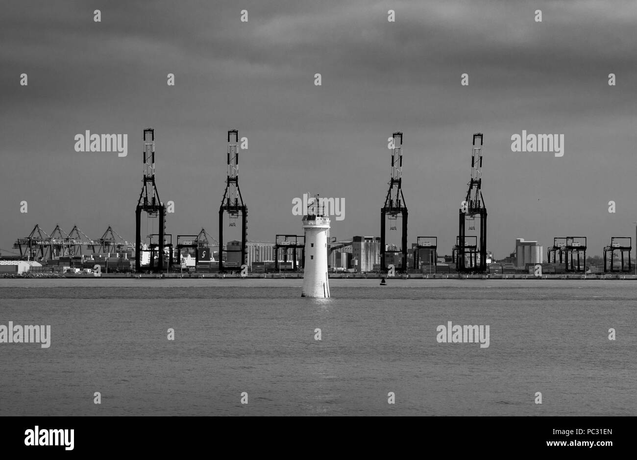 Vista dal New Brighton di appollaiarsi Rock Lighthouse e Liverpool 2 contenitore porta Foto Stock