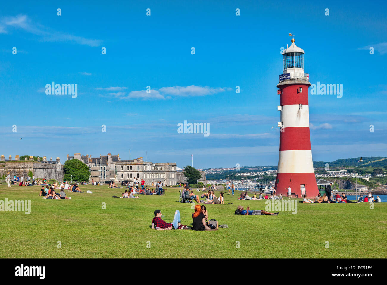 9 Giugno 2018: Plymouth, DEVON REGNO UNITO - Plymouth Hoe su una bella serata primaverile, con il terzo faro di Eddystone, ora noto come Smeaton's Tower, reloc Foto Stock