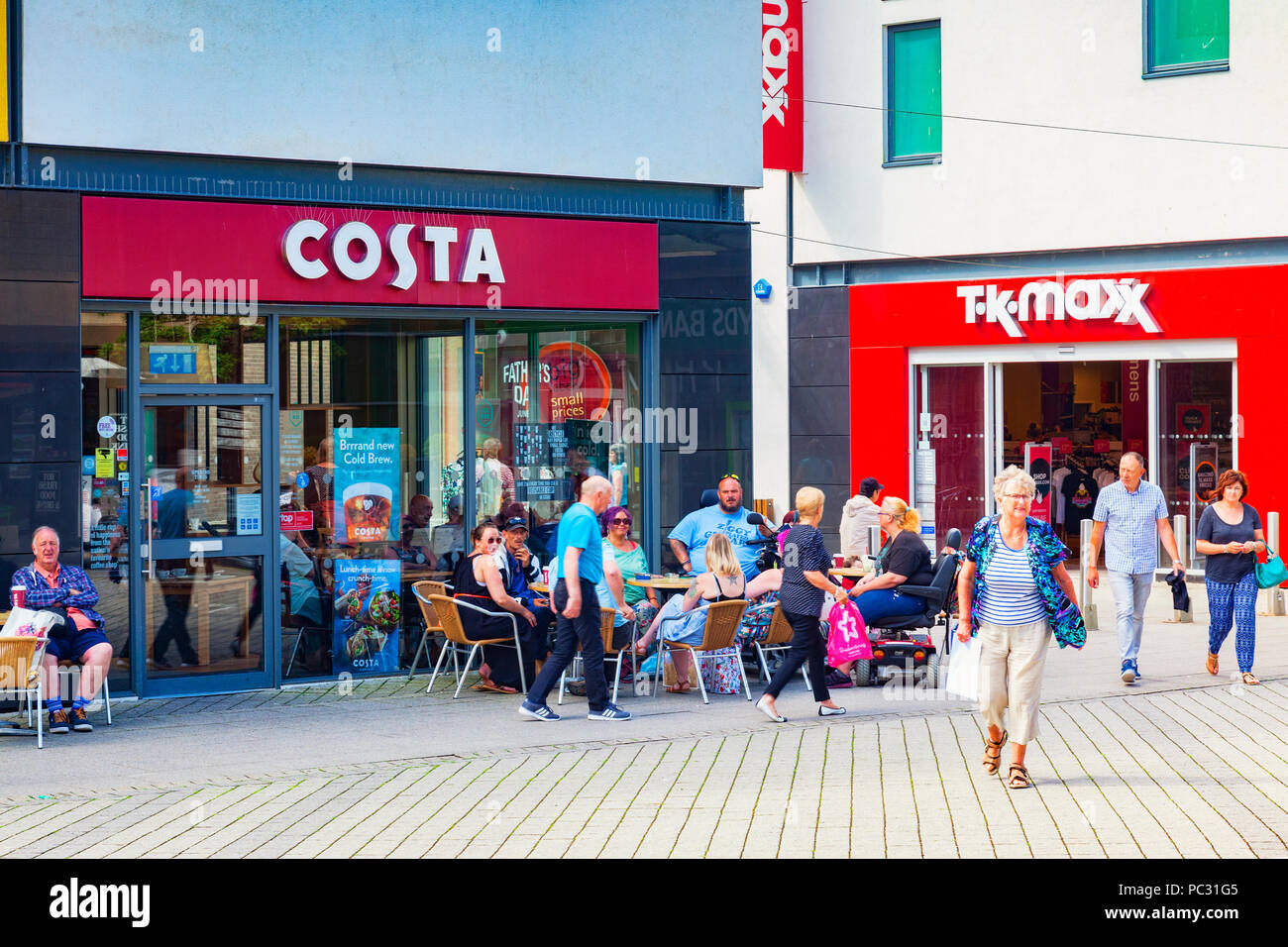 11 Giugno 2018: St Austell, Cornwall, Regno Unito - Costa Coffee Shop, con un gruppo di persone sedute al di fuori. Foto Stock