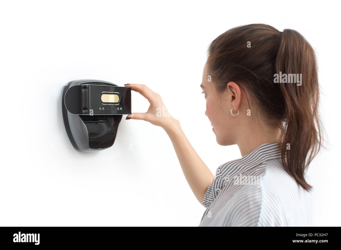 Donna che guarda a occhio di dispositivo di riconoscimento Foto Stock