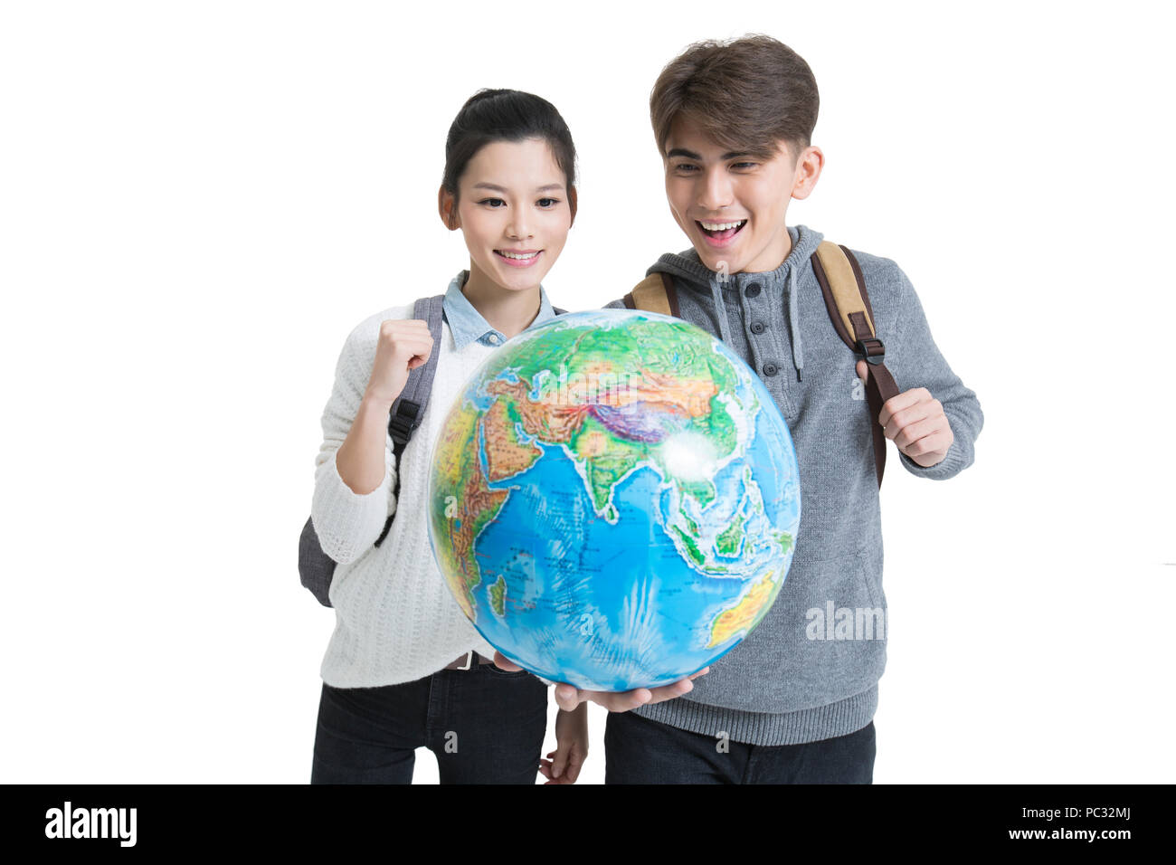 Allegro studenti del college tenendo un globo Foto Stock