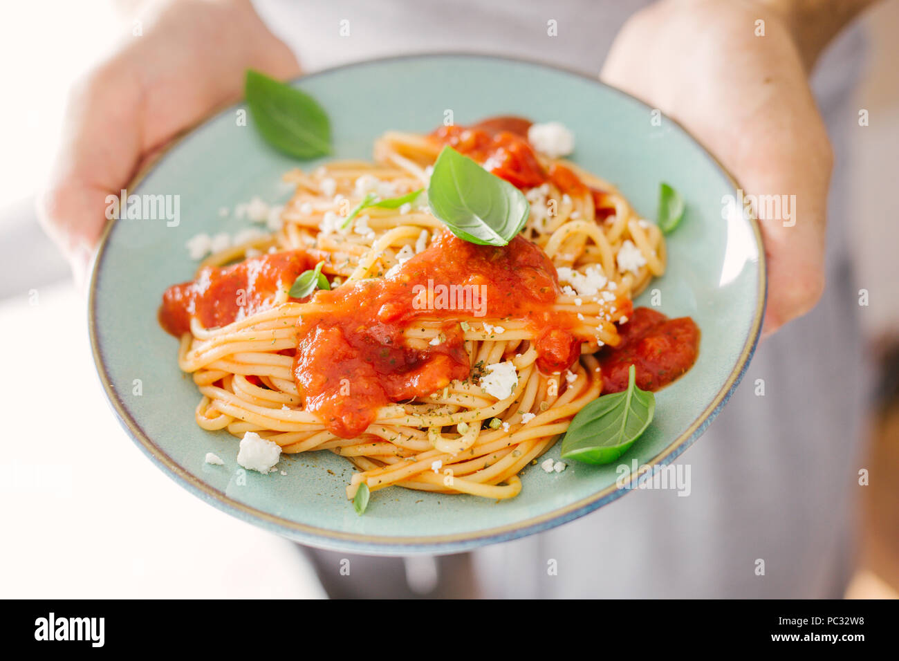 Giovane Azienda mangiare gustosi piatti di pasta italiana. Mangiare sano concetto Foto Stock