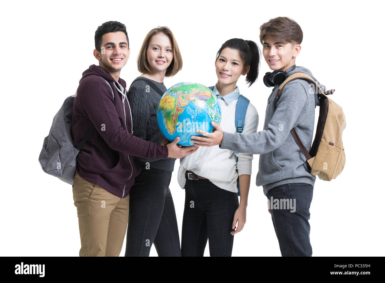 Allegro all'estero studenti in possesso di un globo Foto Stock