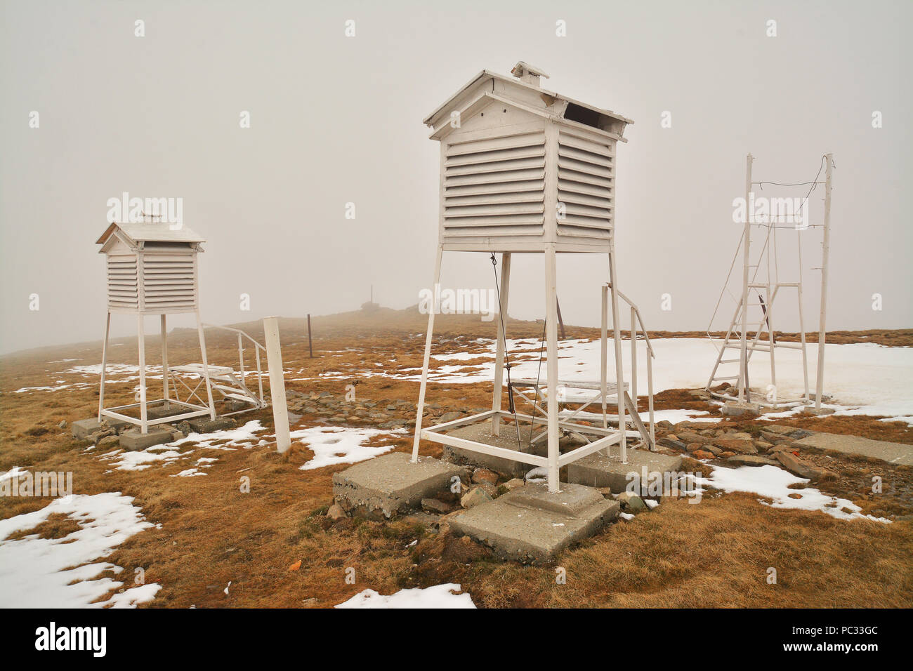 Stazione meteo sulla cima della montagna tarcu, Romania Foto Stock
