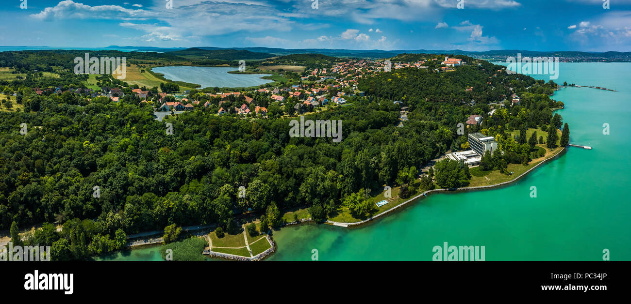 Tihany, Ungheria - Aerial vista panoramica del Lago Balaton con il monastero benedettino (Abbazia di Tihany, Tihanyi Apatsag) sulla sommità della collina. Questo punto di vista mi Foto Stock