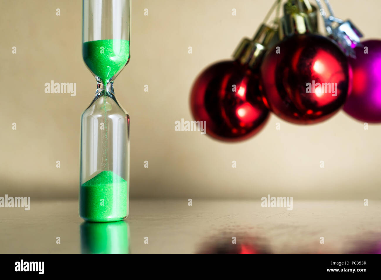 Moderno e bellissimo green clessidra con il Natale o il Natale e Anno Nuovo palle. Foto Stock
