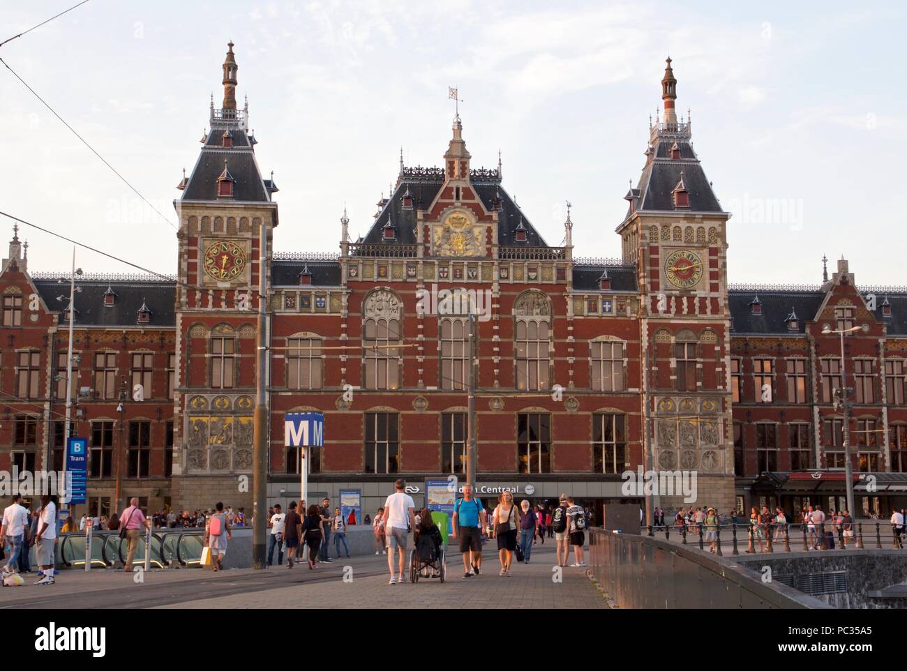 L'esterno di Amsterdam Centraal Station, disegnata da Pierre Cuypers in un palazzo gotico, rinascimentale in stile Revival. Foto Stock