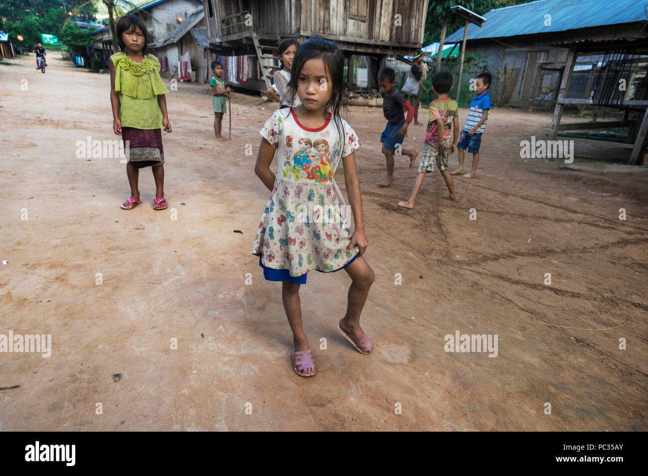 I bambini giocano sulle strade polverose di Muang Khua, Northen Laos Foto Stock