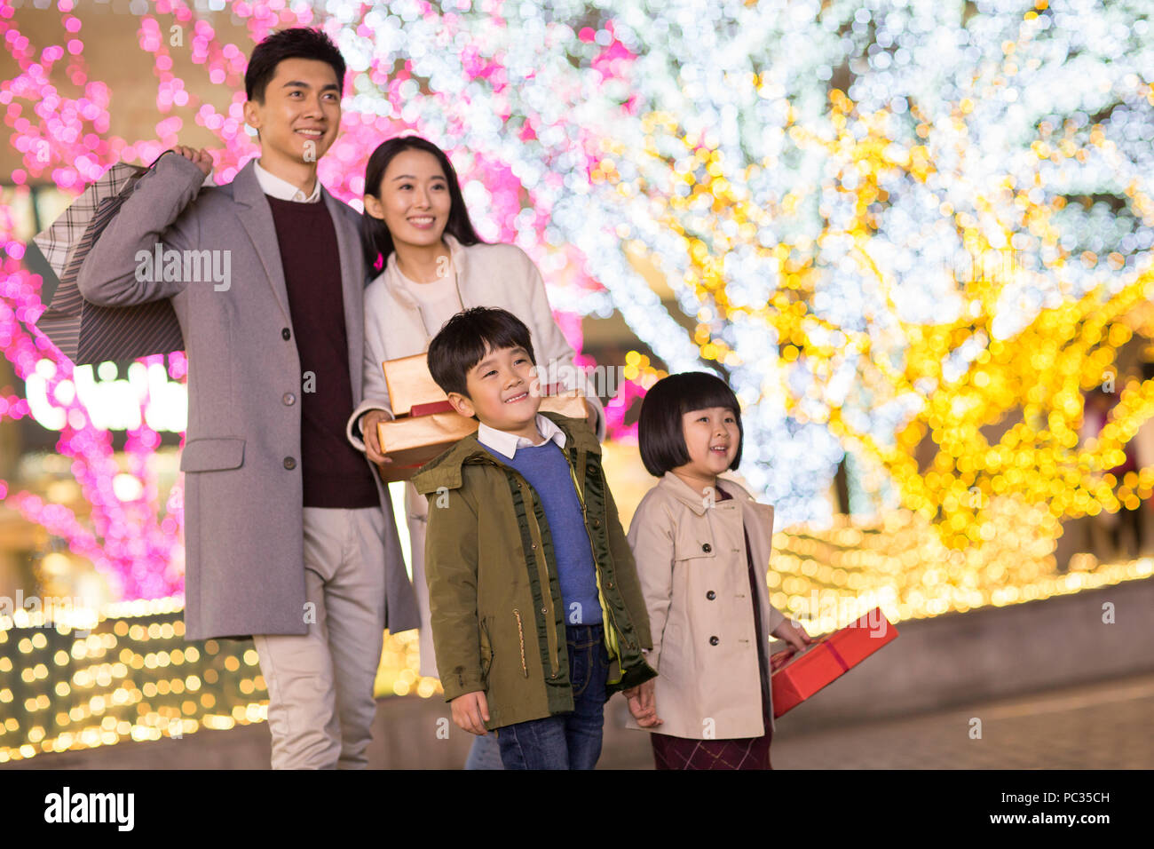 Allegro giovane famiglia shopping per il capodanno cinese Foto Stock