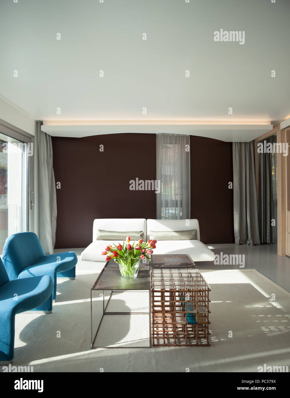 Appartamento di lusso, confortevole salotto con arredamento moderno Foto Stock