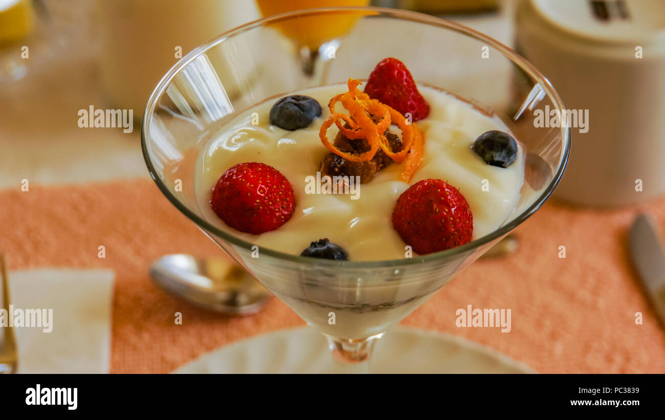 Bicchiere di yogurt con frutta fresca per il brunch Foto Stock