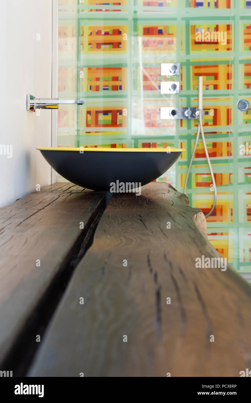 Bagno moderno, design lavabo in vecchi scaffali in legno Foto Stock