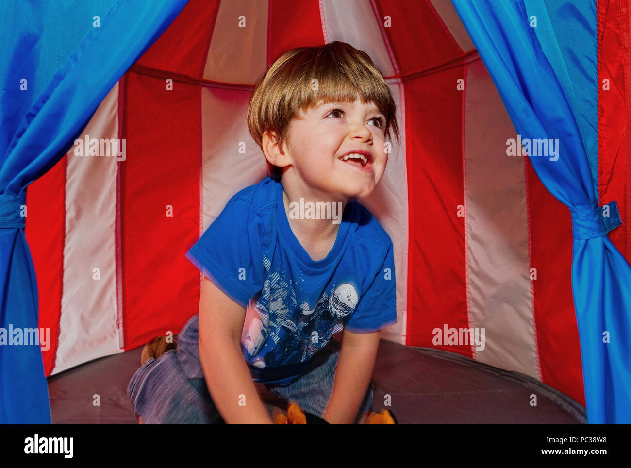 Montreal, Canada, 28 luglio 2018.Giovane ragazzo giocando dentro la sua tenda play.Credit Mario Beauregard/Alamy Live News Foto Stock