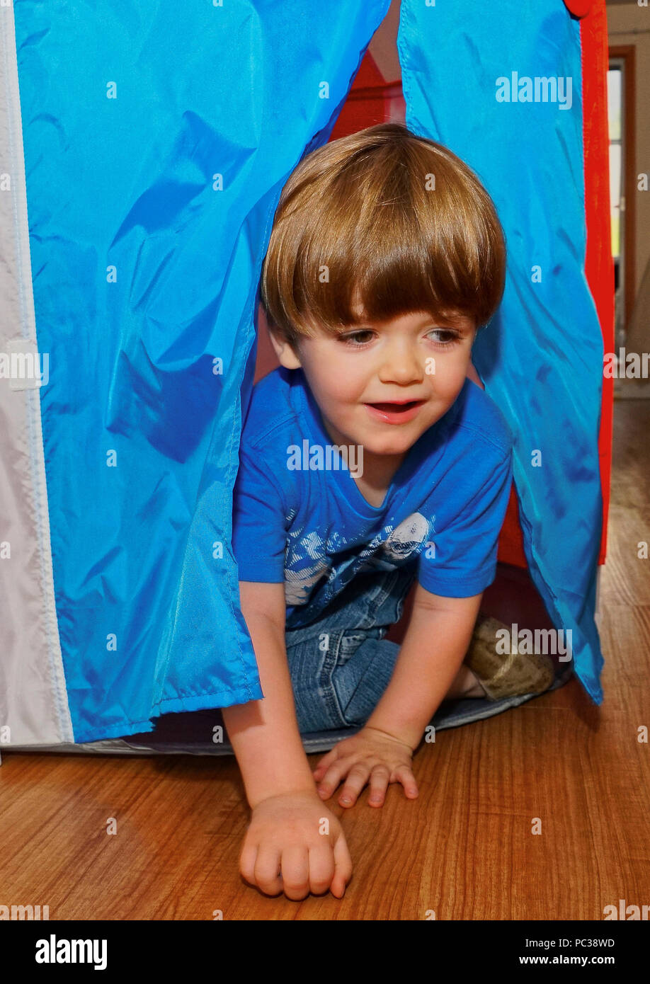 Montreal, Canada, 28 luglio 2018.Giovane ragazzo giocando dentro la sua tenda play.Credit Mario Beauregard/Alamy Live News Foto Stock