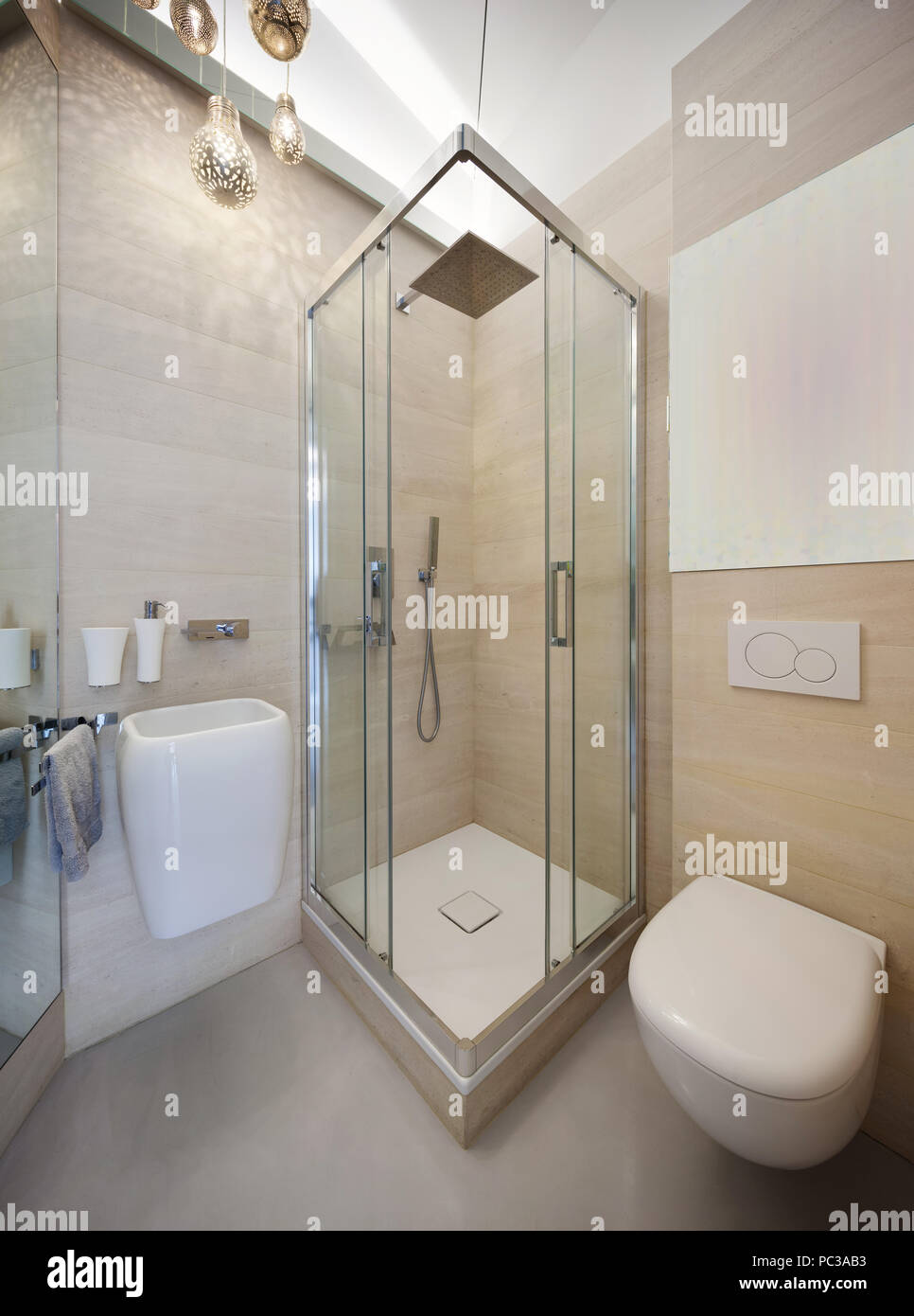 Una moderna stanza da bagno e wc e doccia Foto Stock