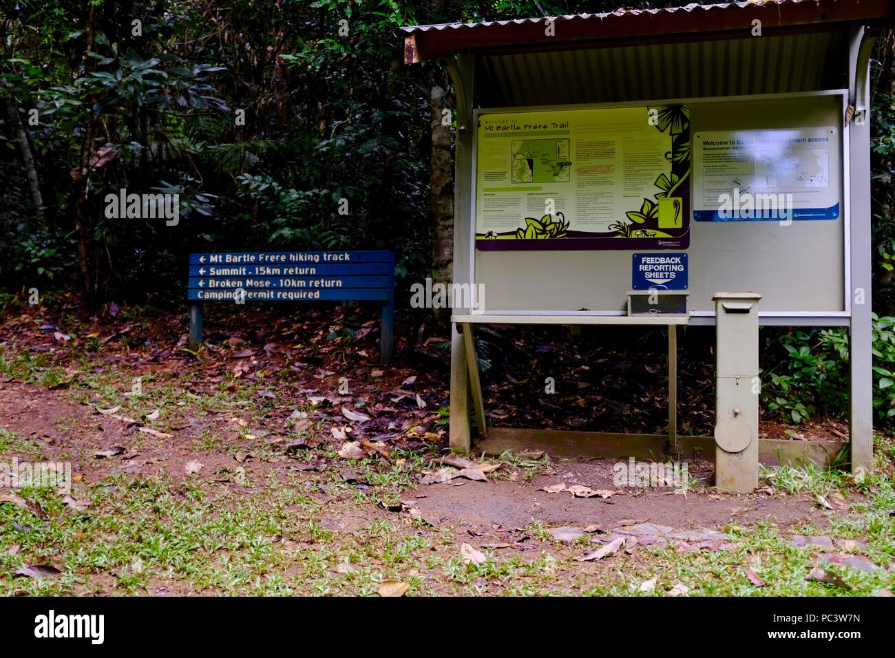 Mount Bartle Frere hiking track sign and information sign, Josephine Falls Walk, Bartle Frere QLD, Australia Foto Stock