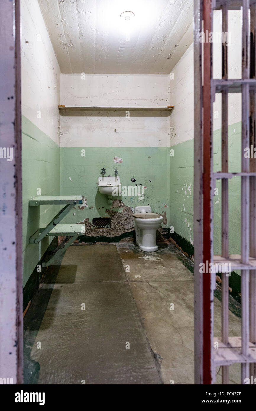 Interno della cella di prigione, Isola di Alcatraz a San Francisco, California, Stati Uniti d'America, Sabato, 02 giugno 2018. Foto Stock