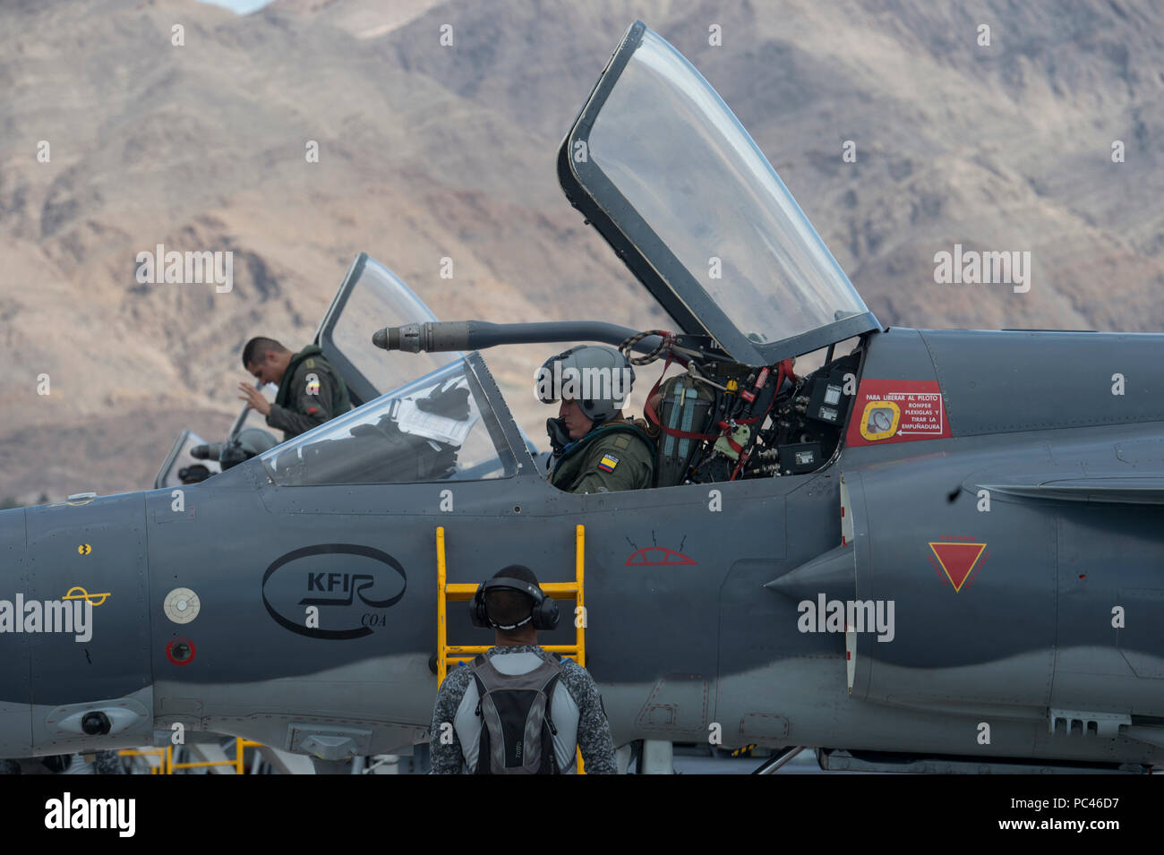 Un colombiano Air Force Kfir fighter jet pilota arresta il jet dopo una missione di addestramento di Red Flag 18-3 presso la Base Aerea Militare di Nellis Nev., 24 luglio 2018. Bandiera rossa equipaggi dà la possibilità di sperimentare in tutta sicurezza avanzata, pertinenti e realistica di combattimento simili situazioni in un ambiente controllato. (U.S. Air Force photo by Staff Sgt. Angela Ruiz) Foto Stock