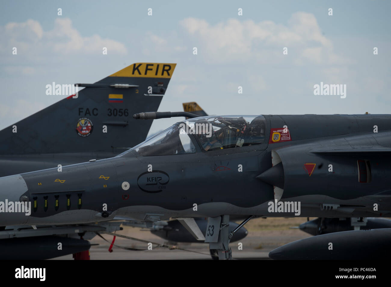 Un colombiano Air Force Kfir fighter jet parchi pilota il jet dopo una missione di antenna per Red Flag 18-3 presso la Base Aerea Militare di Nellis Nev., 24 luglio 2018. Bandiera rossa equipaggi dà la possibilità di sperimentare in tutta sicurezza avanzata, pertinenti e realistica di combattimento simili situazioni in un ambiente controllato. (U.S. Air Force photo by Staff Sgt. Angela Ruiz) Foto Stock