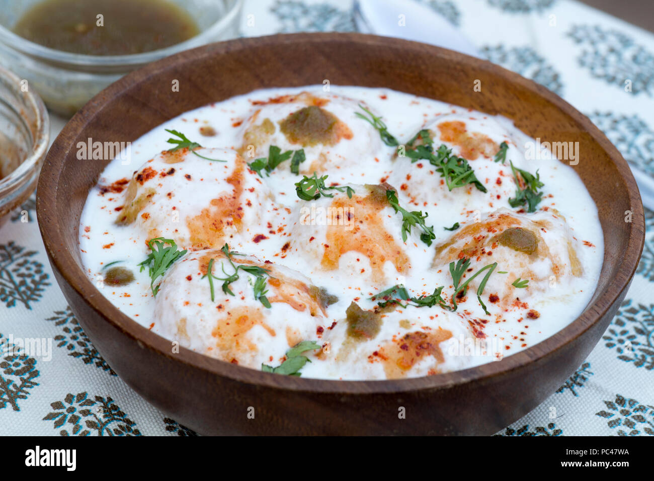 Dahi vada o Dahi Bhalla vengono fritti gnocchi di lenticchie, rabboccato con la cagliata, dolce e chutney di verde e spezie. Foto Stock