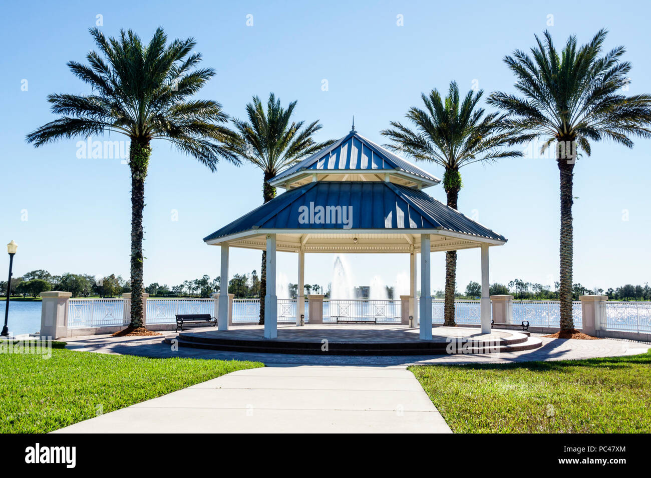 Port St. Lucie Florida, tradizione, gazebo, lago, parco, palme, lungomare, FL171212001 Foto Stock