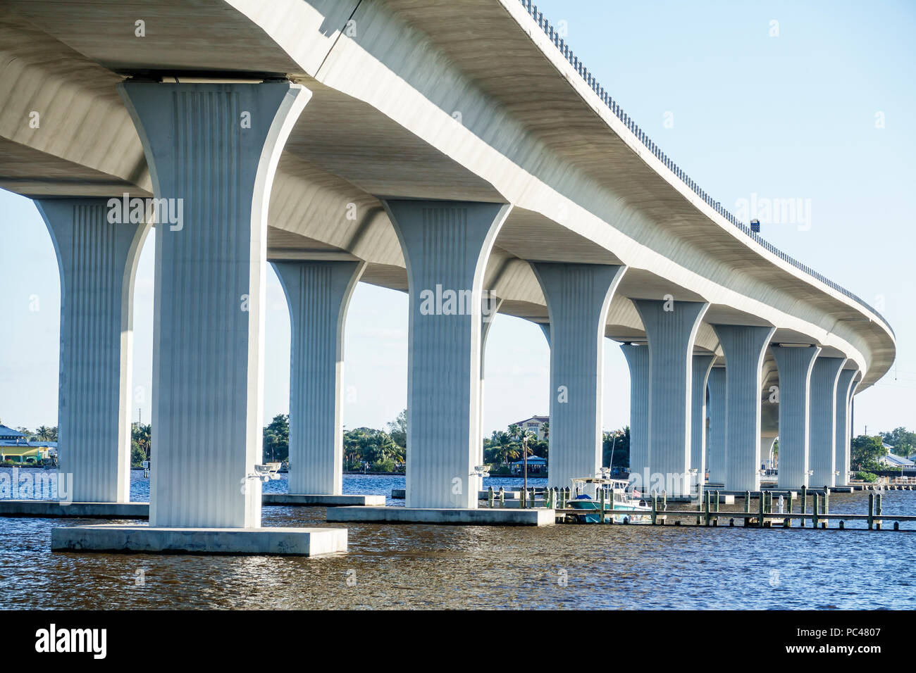Stuart Florida, St Fiume Saint Lucie, Route 1 Federal Highway Roosevelt Bridge, ponte segmentato in cemento, colonna torre di sostegno, acqua, vista da sottobosco Foto Stock