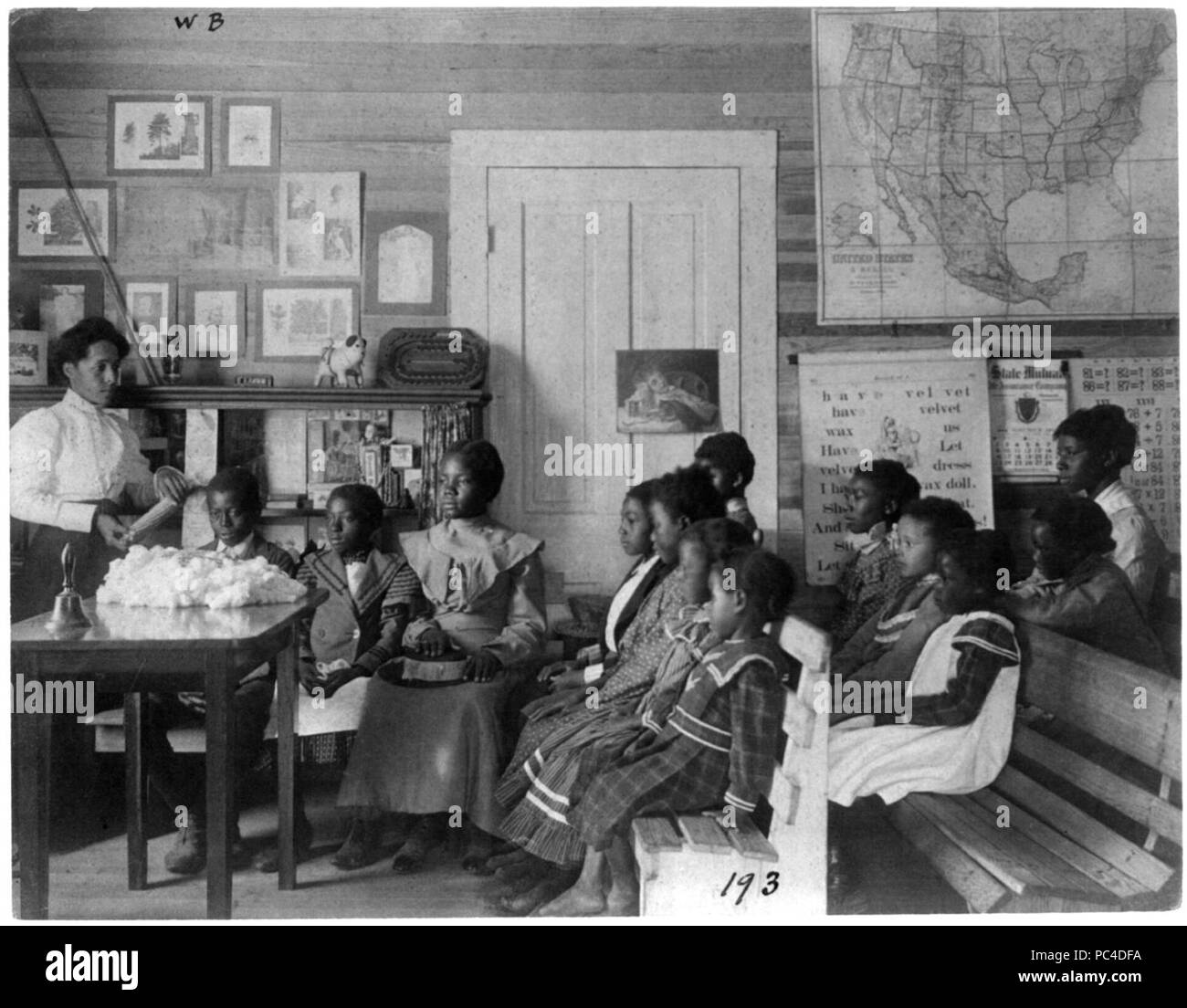 African American bambini e insegnante in classe a studiare il mais e il cotone, Annie Davis Scuola, vicino a Tuskegee, Alabama Foto Stock