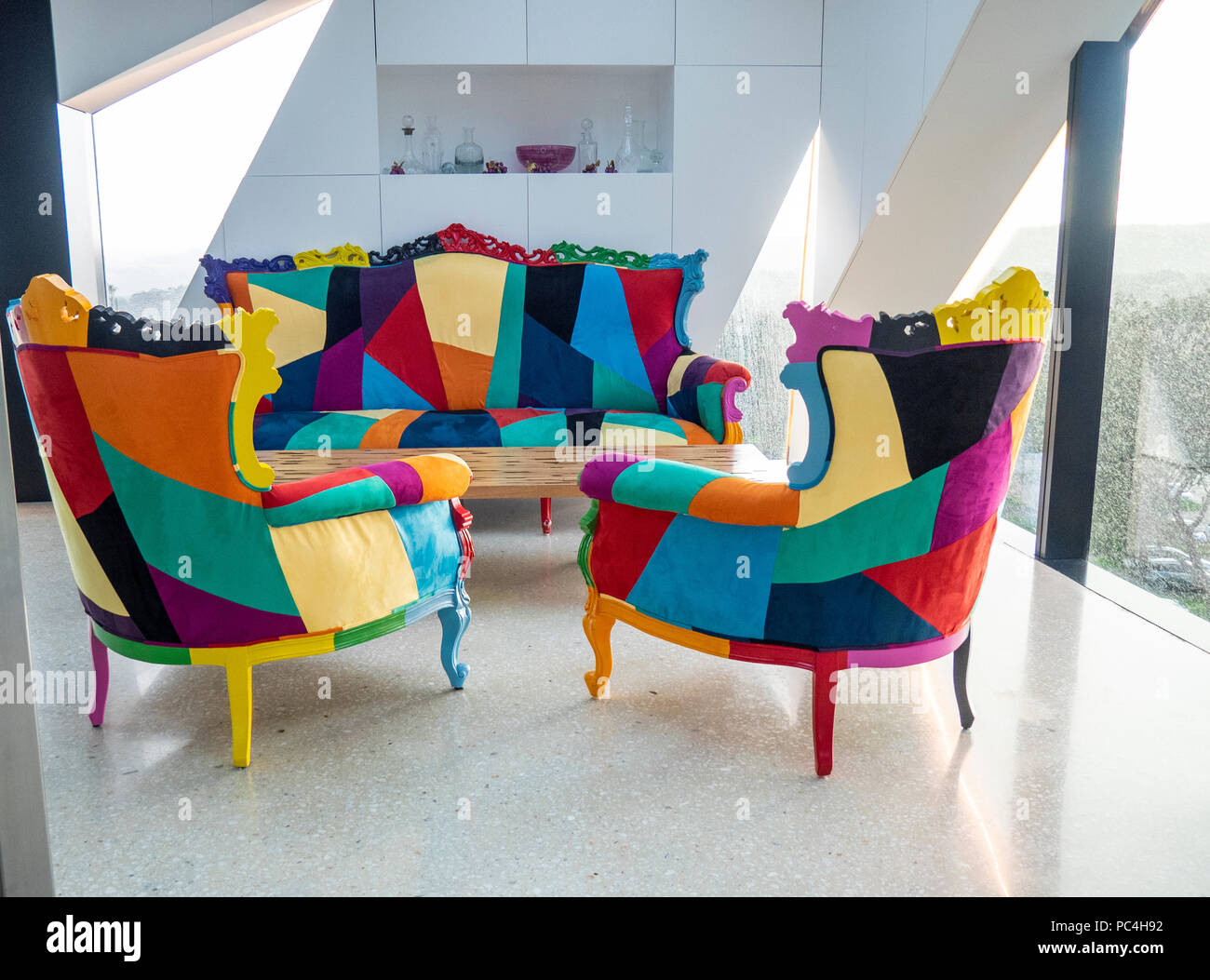 Mobili colorati nella sala di degustazione di d'Arenberg Cantina cubo, Mclaren Vale, SA, Australia. Foto Stock