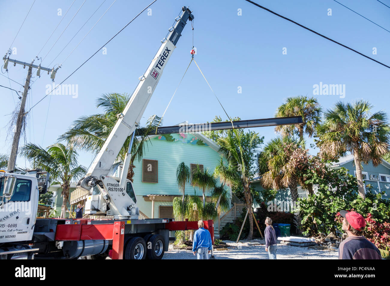 Florida,Anna Maria Island,Holmes Beach,Terex Stinger RS70100 gru telescopica camion braccio,sollevamento trave trave trave in acciaio,sotto costruzione nuovo cantiere Foto Stock