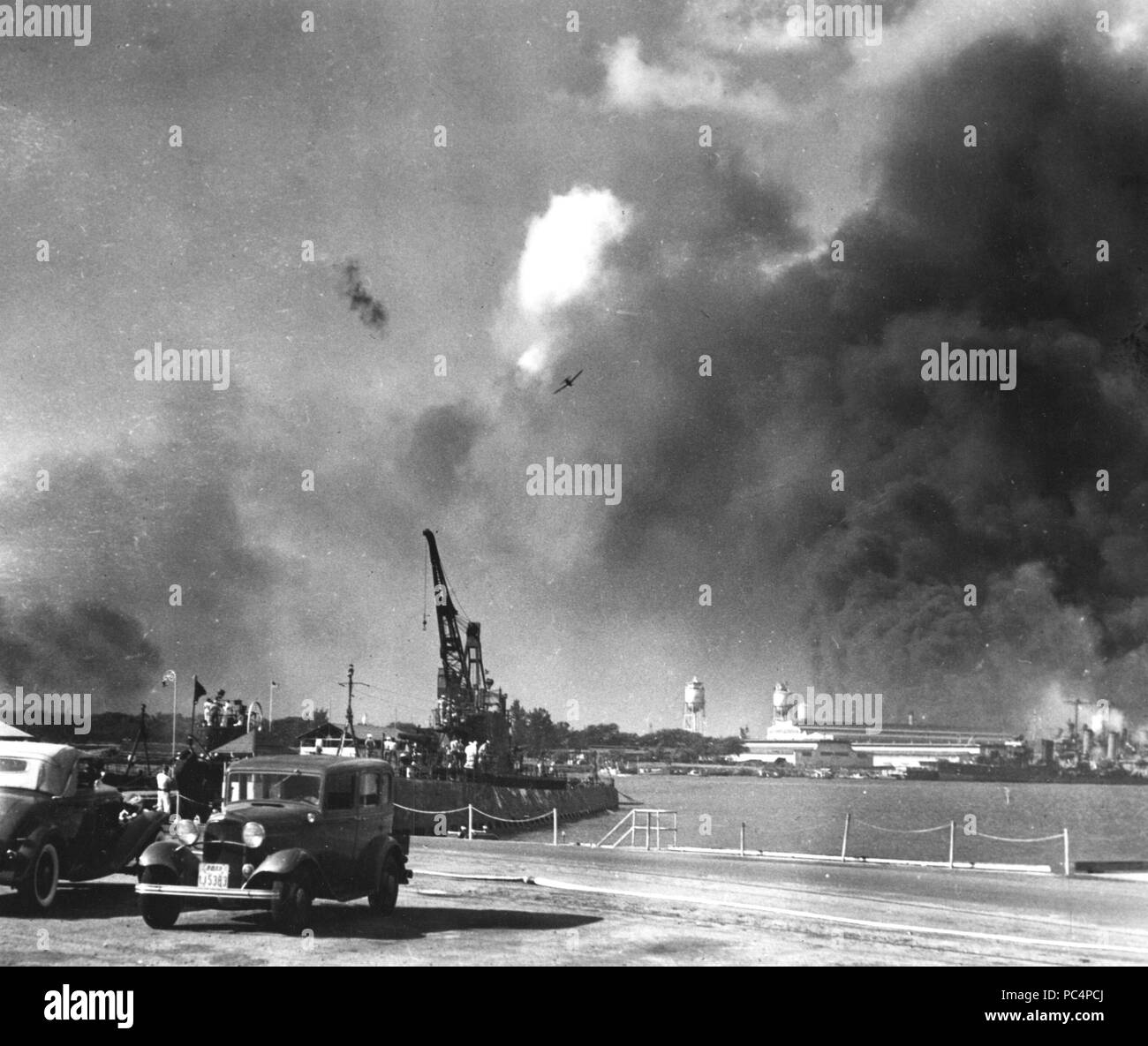 Aerei giapponesi in azione su Pearl Harbor, 7 dicembre 1941. La USS Narwhal (SS167) in primo piano non è stato colpito. Foto Stock