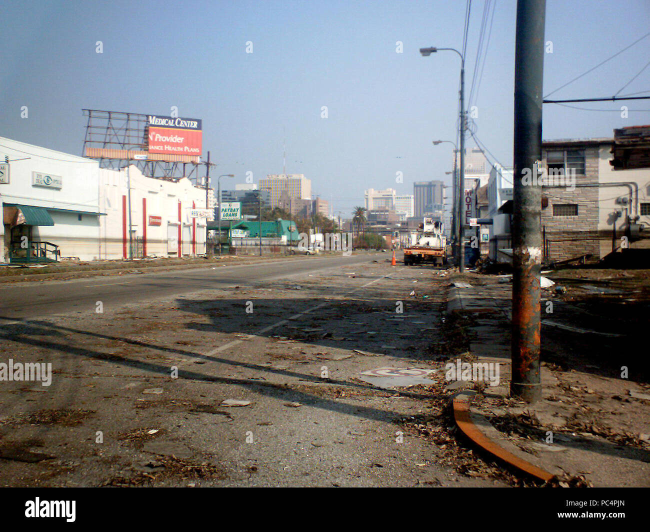 Uragano Katrina dopo - danneggiato billboard e detriti sulla strada vicino a payday loans building Foto Stock