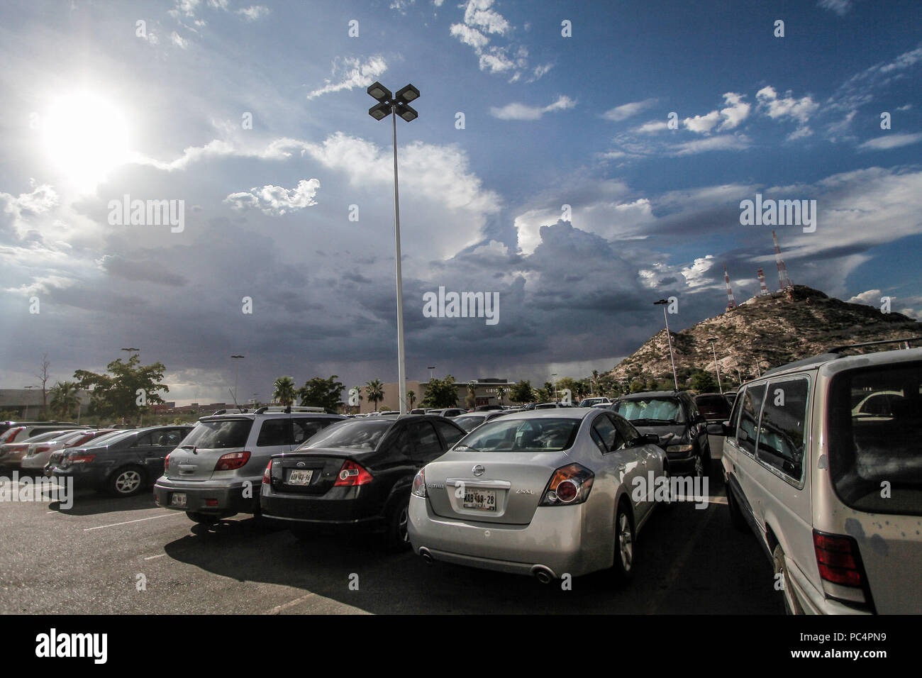 Dia nublado y soleado duranti la tarde verano en el estacionamiento de nelle Galerías Mall. (Foto: Luis Gutierrez/NortePhoto) torbida e giornata di sole duri Foto Stock