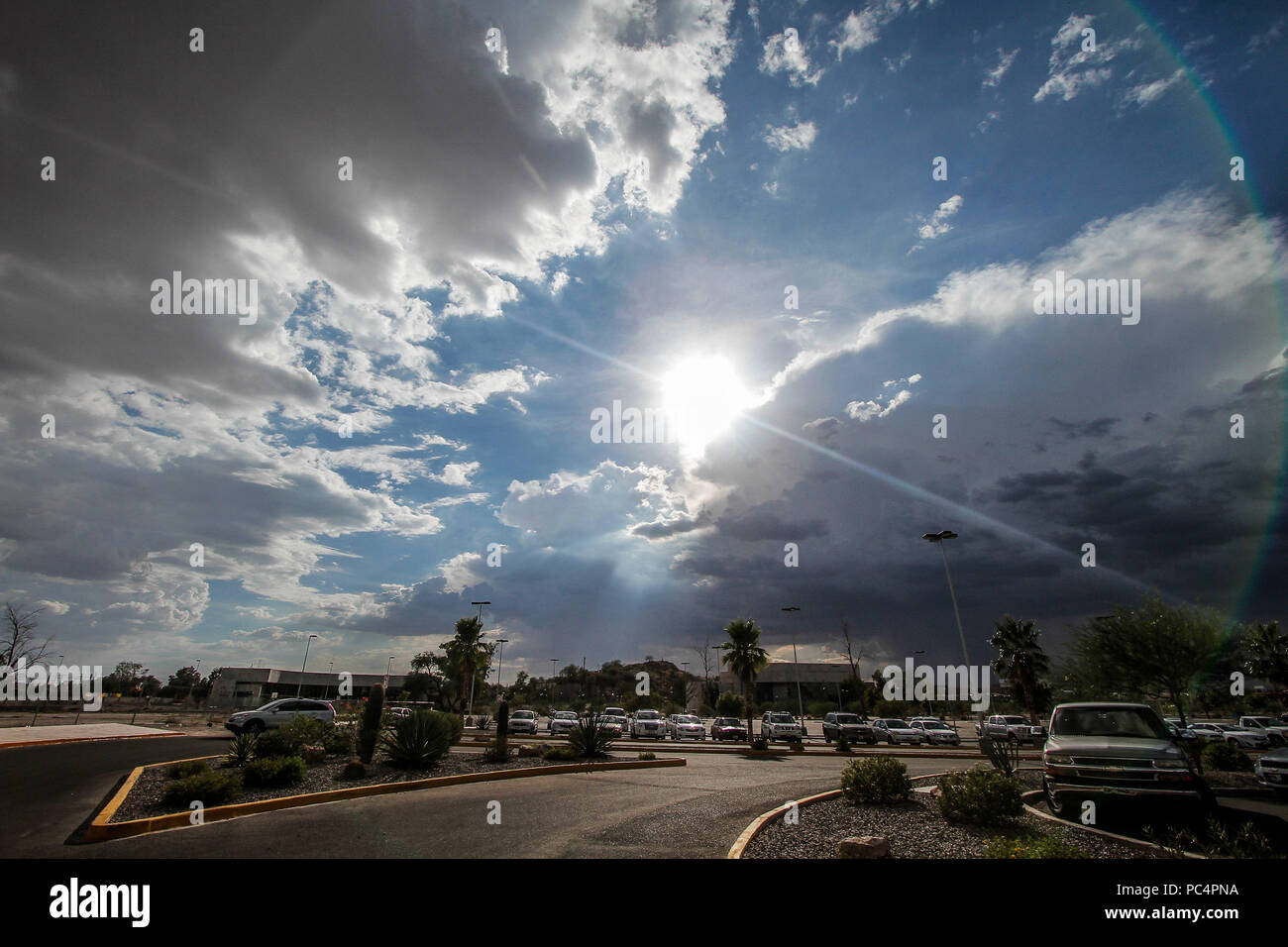Dia nublado y soleado duranti la tarde verano en el estacionamiento de nelle Galerías Mall. (Foto: Luis Gutierrez/NortePhoto) torbida e giornata di sole duri Foto Stock