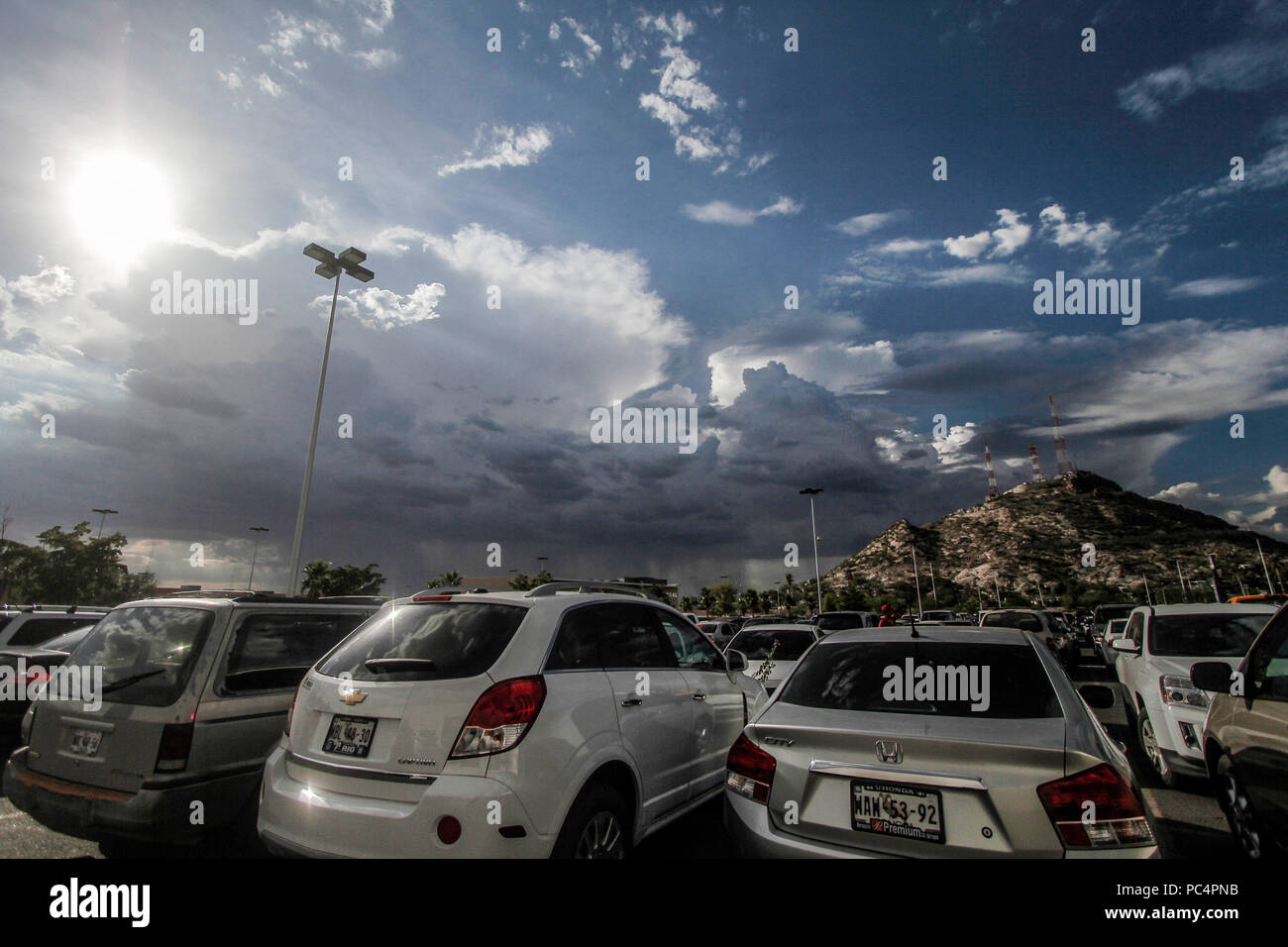 Dia nublado y soleado duranti la tarde verano en el estacionamiento de nelle Galerías Mall. (Foto: Luis Gutierrez/NortePhoto) torbida e giornata di sole duri Foto Stock