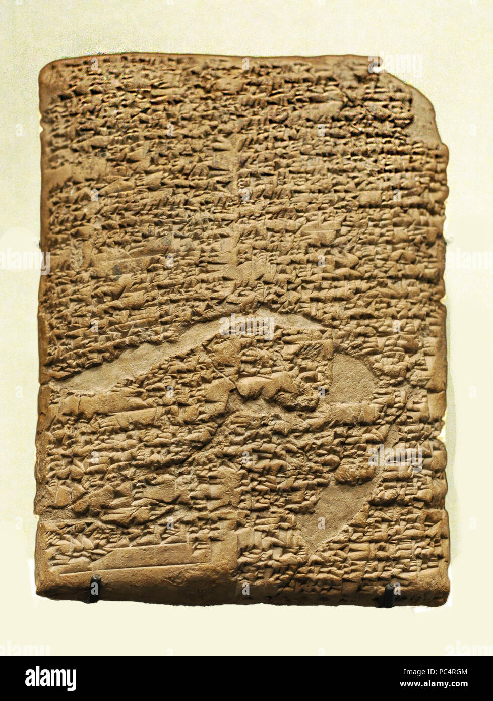 6271. Tavoletta cuneiforme contenente parte del Codice di Hammurabi scritto intorno al 1790 A.C. Babilonia, Susa, Iran. Foto Stock