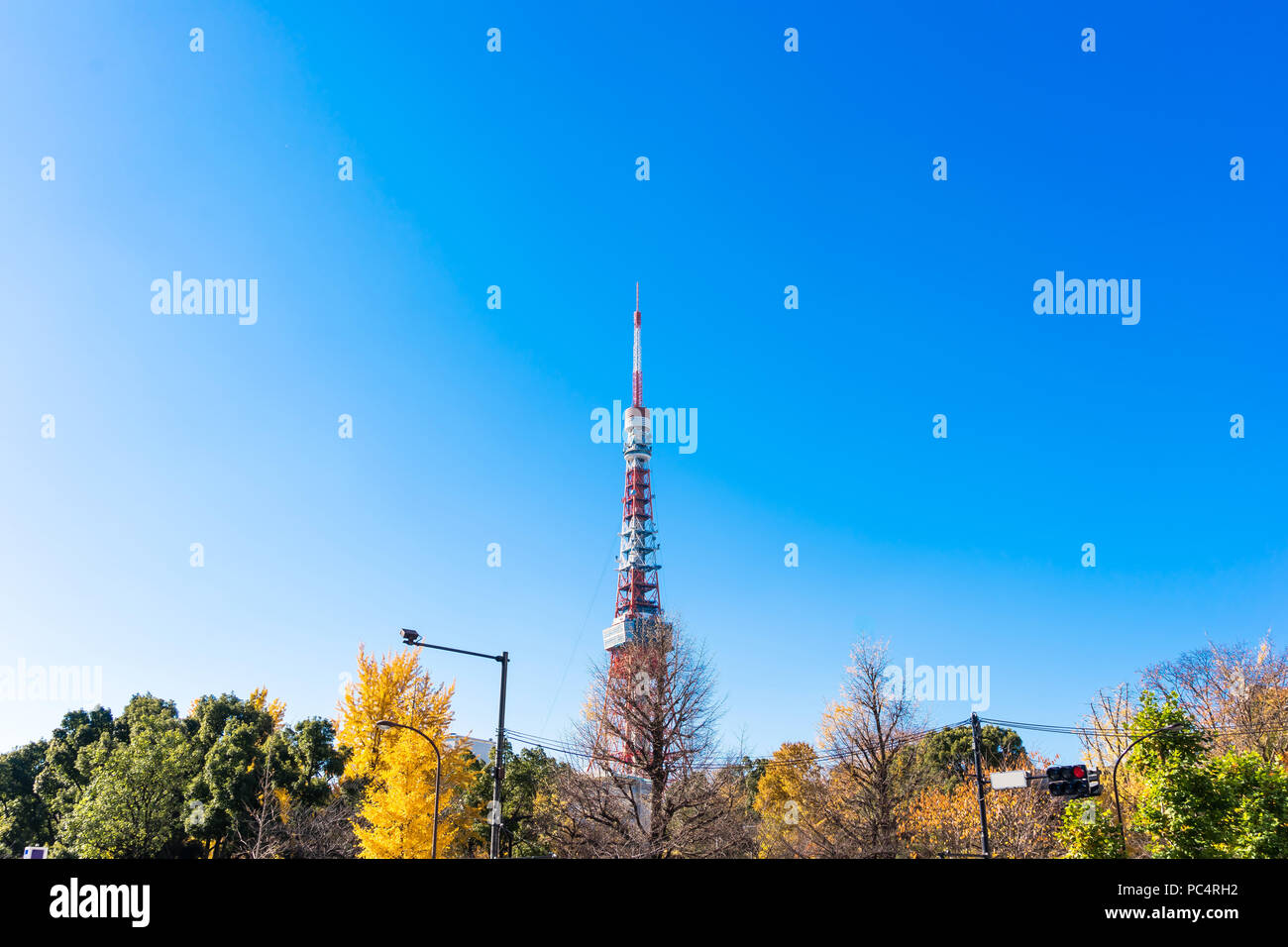 Asia Business concept per il settore immobiliare e costruzione aziendale - Vista ravvicinata della Torre di Tokyo con un luminoso cielo blu Foto Stock