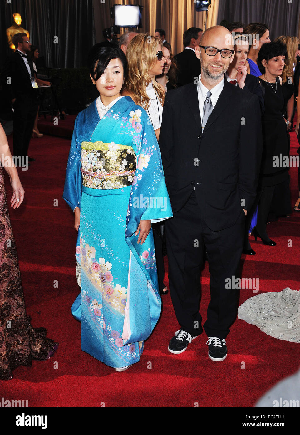 Aki Mizutanio e Moby  205 arrivando all'Oscar - 84ma Academy Awards - 2012 a Hollywood e Highland Theatre di Los Angeles.Aki Mizutanio e Moby  205 ------------- Red Carpet Event, verticale, STATI UNITI D'AMERICA, industria cinematografica, celebrità, fotografia, Bestof, arte cultura e intrattenimento, Topix celebrità moda / Verticale, meglio di, evento nella vita di Hollywood - California, moquette rossa e dietro le quinte, USA, industria cinematografica, celebrità, movie celebrità, personaggi televisivi, musica celebrità, fotografia, Bestof, arte cultura e intrattenimento, Topix, verticale, dalla famiglia a partire dall'anno 2012 , inqu Foto Stock