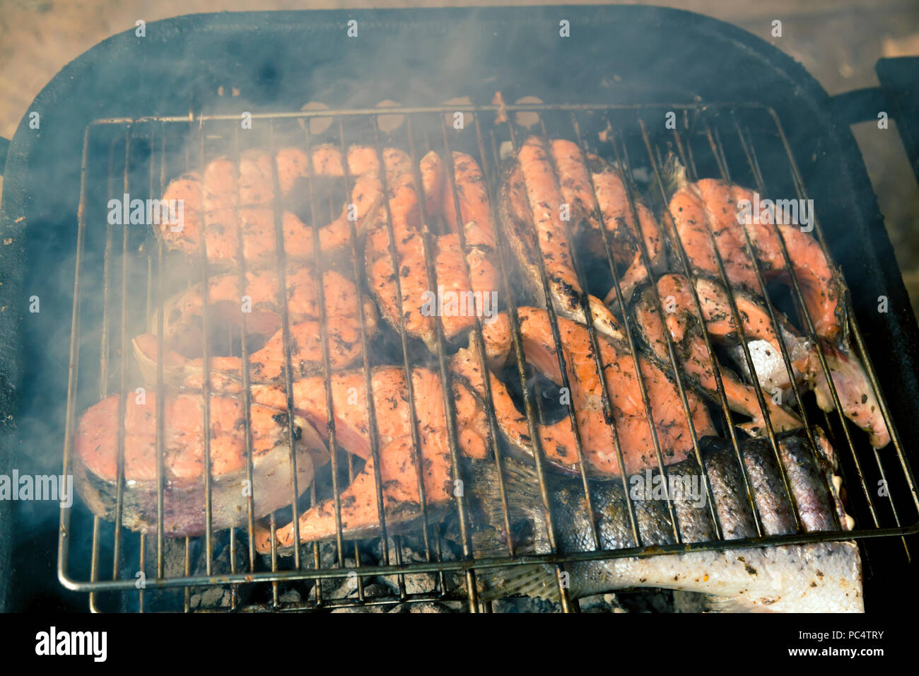 Barbecue dal salmone su carbone di legna Foto Stock