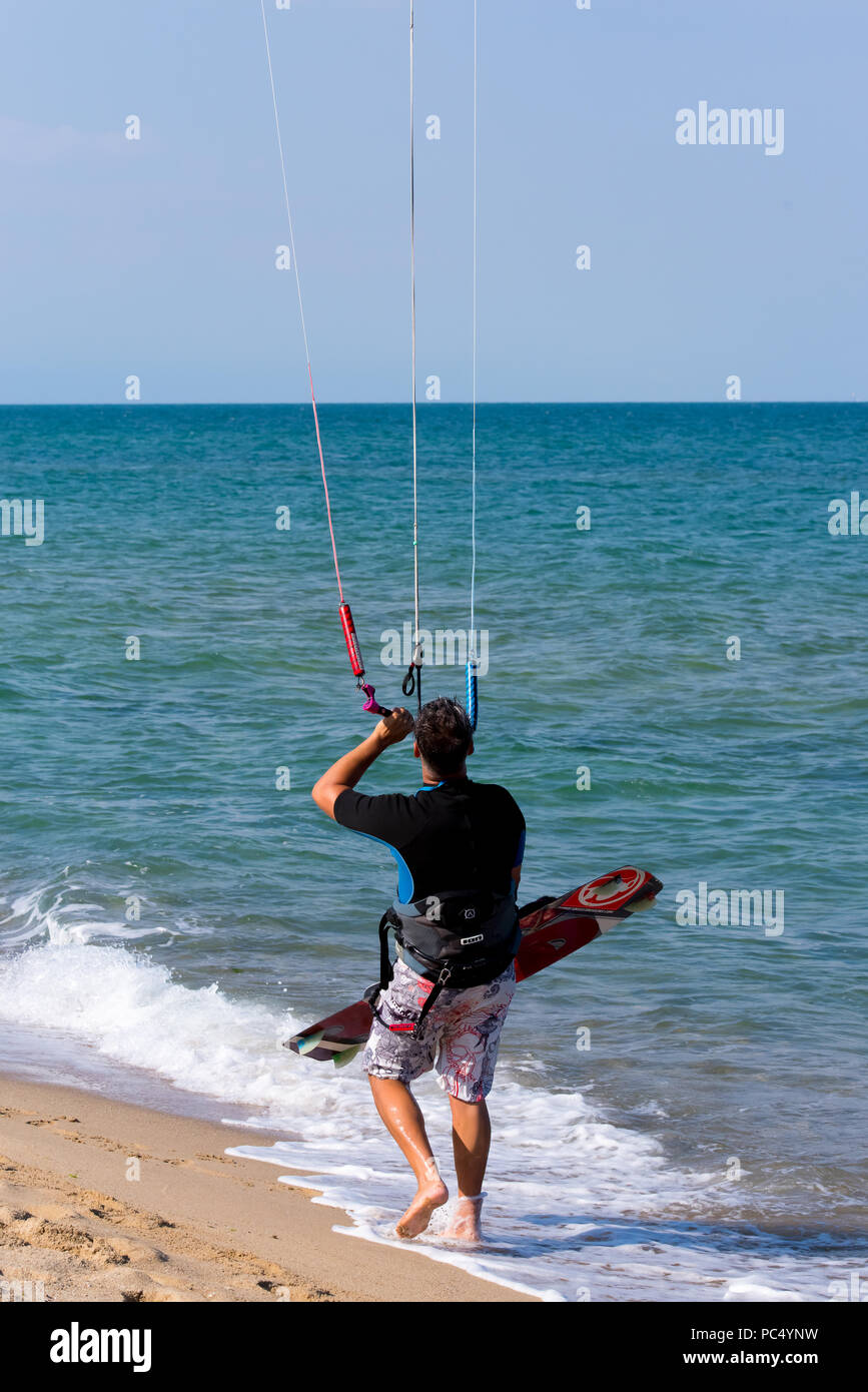 Shkorpilovtsi, Bulgaria - 29 Giugno 2018: uomo kiteboarding presso la spiaggia del mare. Il Kitesurf, Kitesurf Sport. Attività ricreative, hobby, acqua Foto Stock
