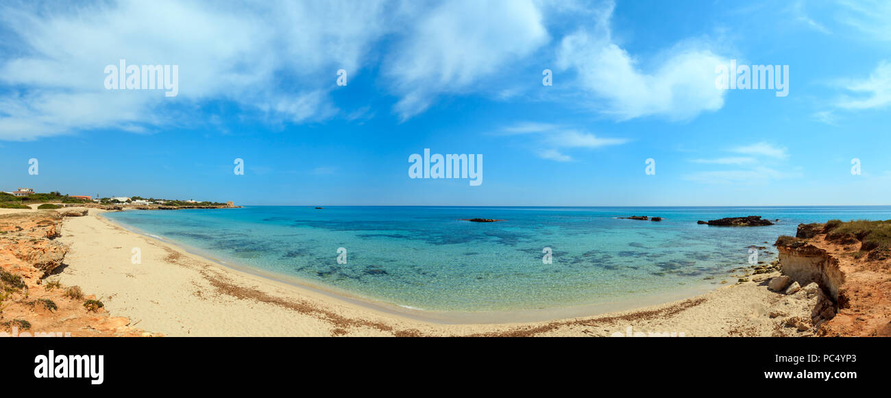 Torre Specchia Ruggeri vista dal mare Ionio estate spiaggia (Lecce Regione  Puglia, Italia). Due colpi stitch panorama Foto stock - Alamy