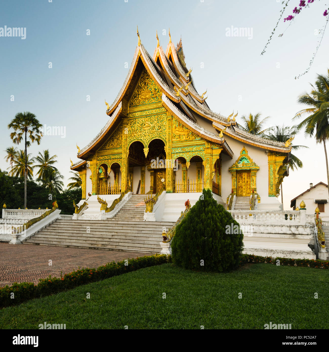 Tempio buddista a Luang Prabang, Laos, al tramonto. Foto Stock