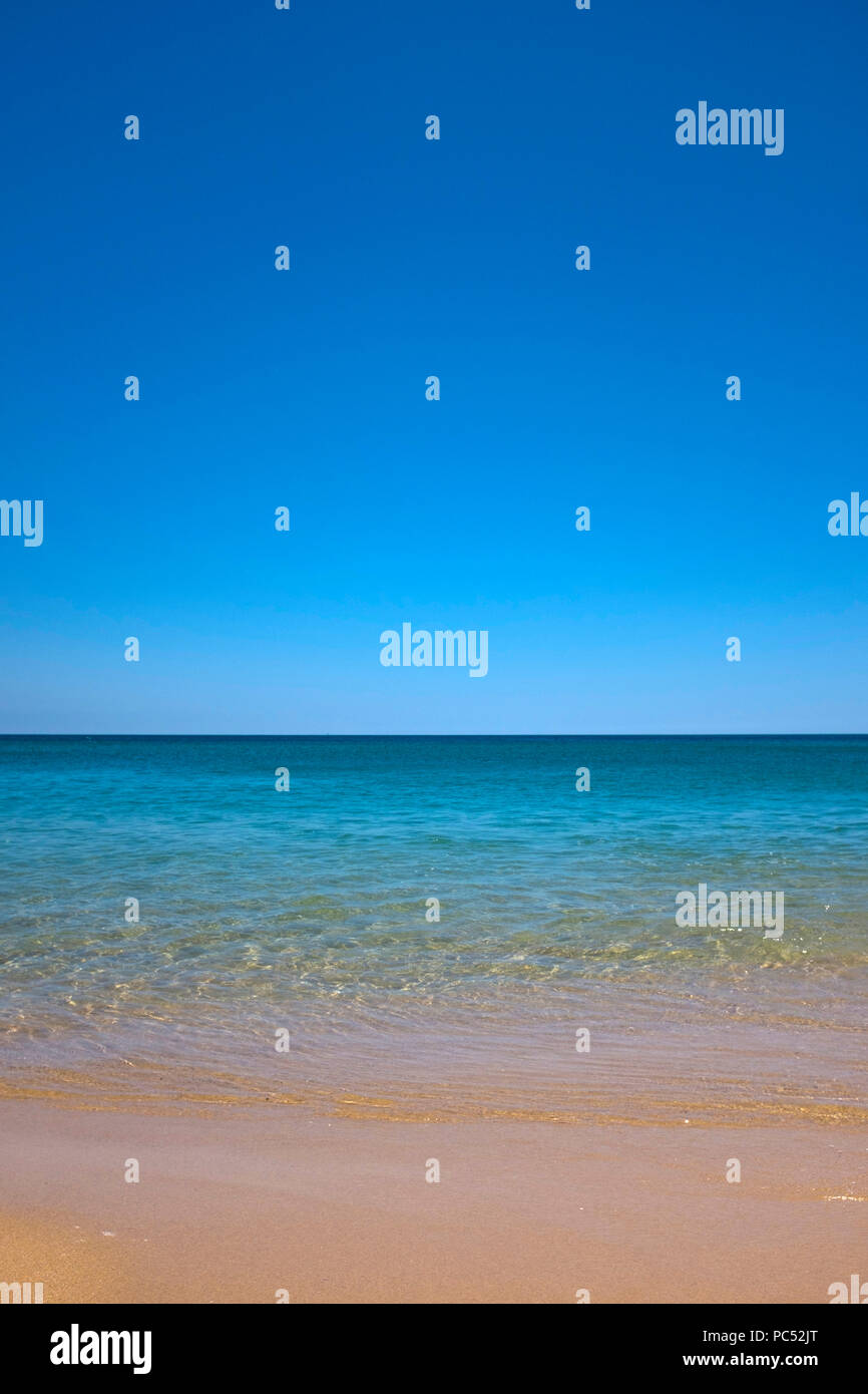 Il mare alla pesca e villaggio vacanze di salpe, Algarve, PORTOGALLO Foto Stock