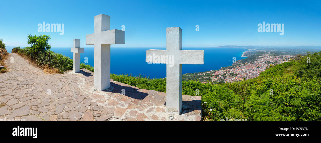 Estate pittoresco Mar Tirreno costa calabrese vista dal Monte Sant'Elia mount, Calabria, Italia) in alto. Tre Croci del cristianesimo sul mou Foto Stock