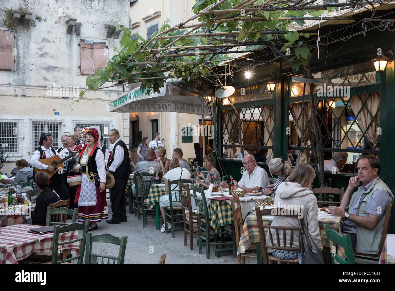 Banda di folclore di riproduzione di musica in una taverna turistico sull'isola di Corfu, Grecia Foto Stock