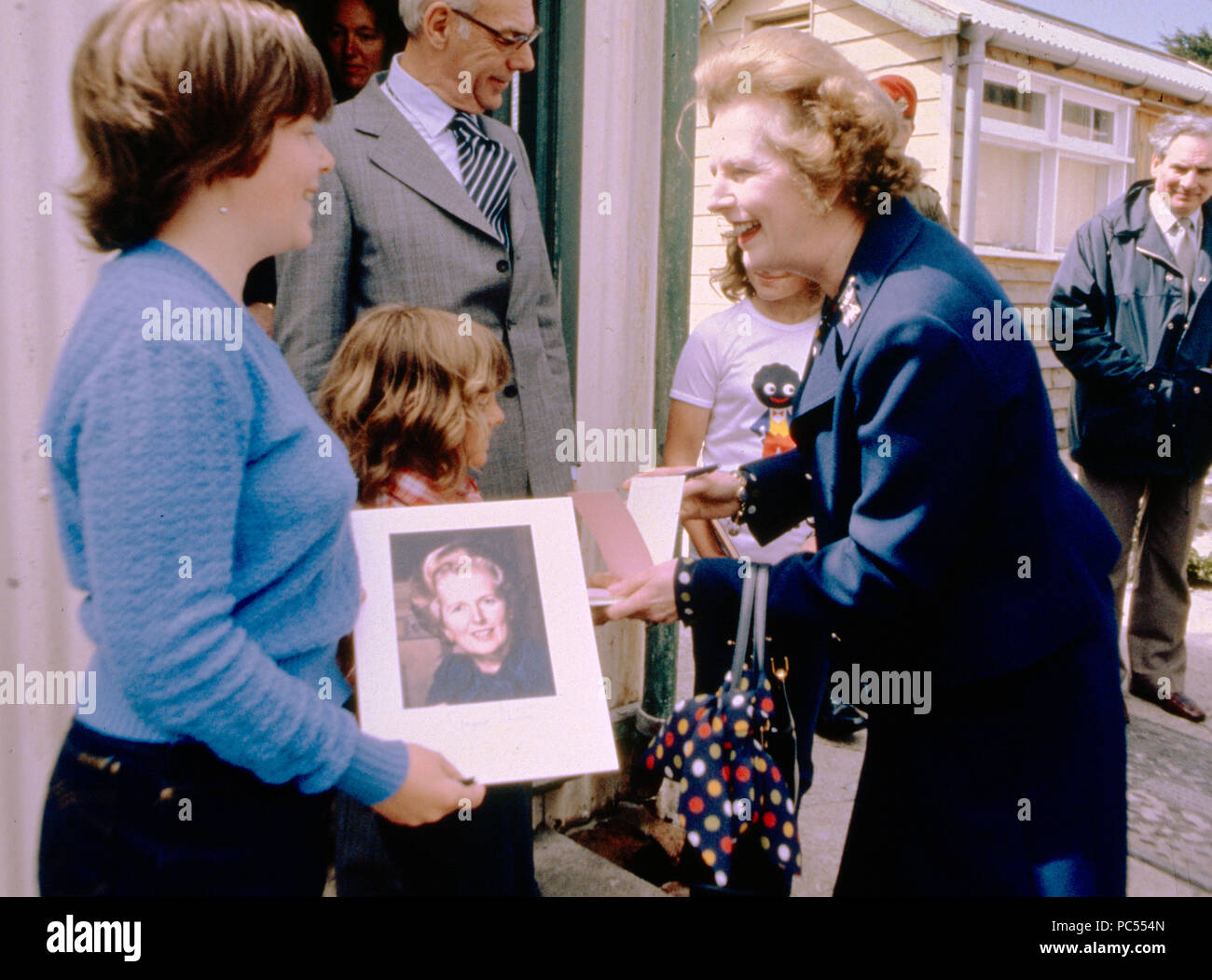 Il Primo Ministro Margaret Thatcher segni il suo autografo a Stanley Junior School, durante la sua visita alle Isole Falkland. Foto Stock