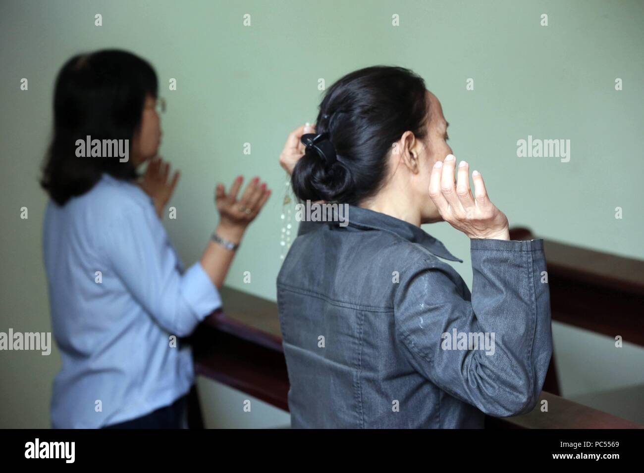 San Filippo chiesa ( Huyen Sy Chiesa ). Donne asiatiche pregando. Ho Chi Minh City. Il Vietnam. | Utilizzo di tutto il mondo Foto Stock