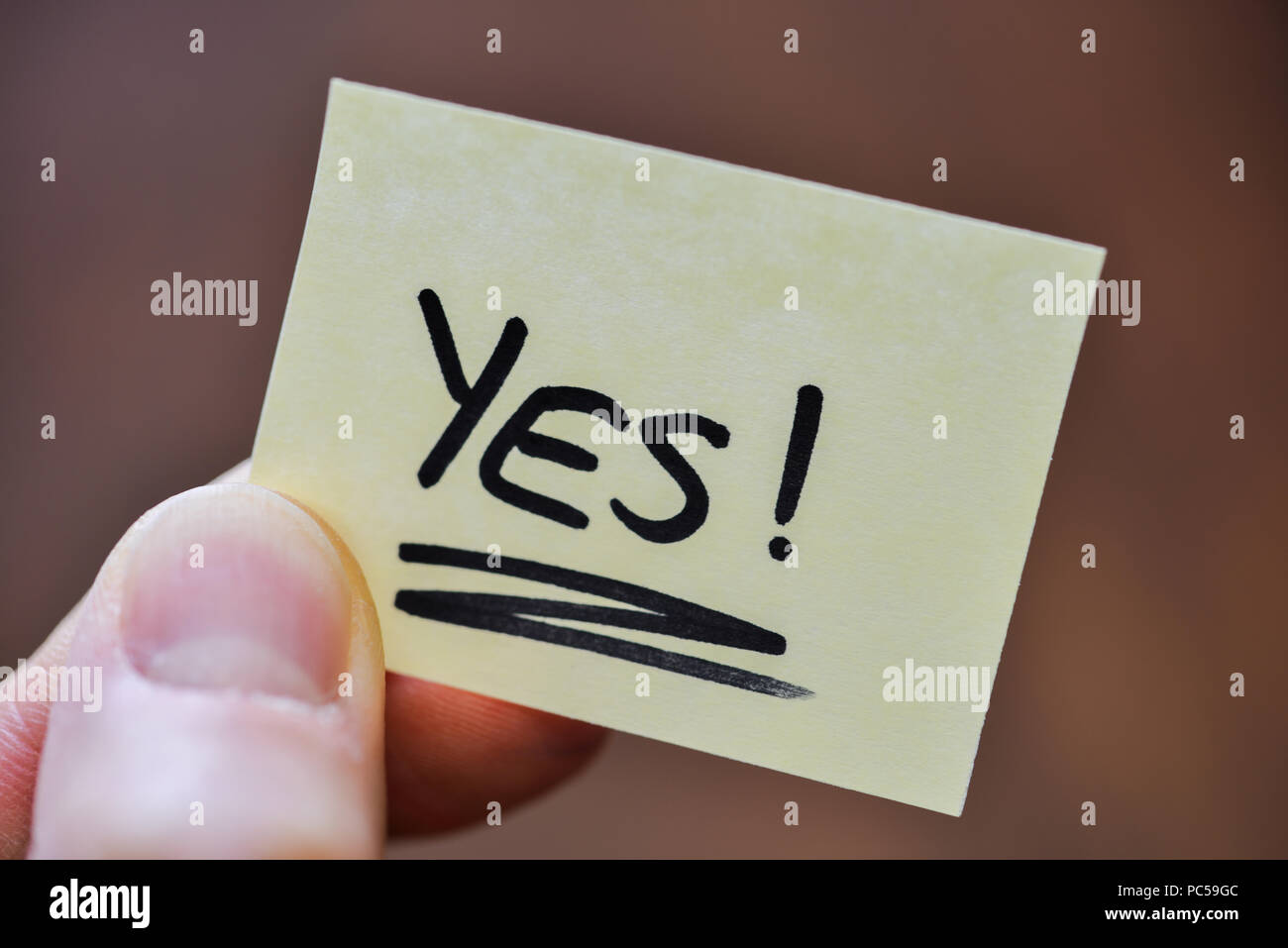 Successo / concetto di obiettivo - dita tenendo nota manoscritta con Sì parola Foto Stock