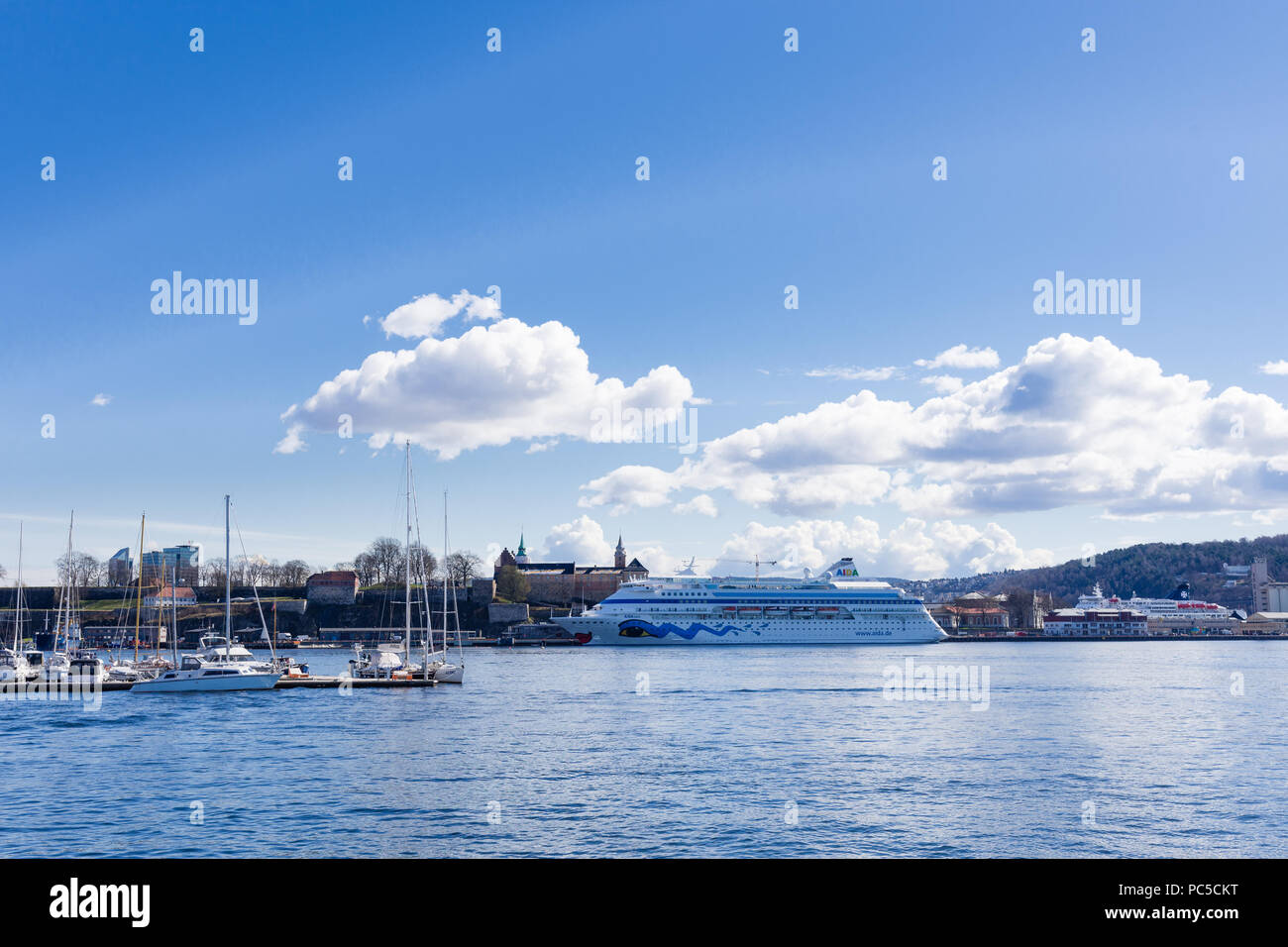 OSLO, Norvegia - 26 Aprile 2018: grande nave da crociera ancorata al porto di Oslo Foto Stock