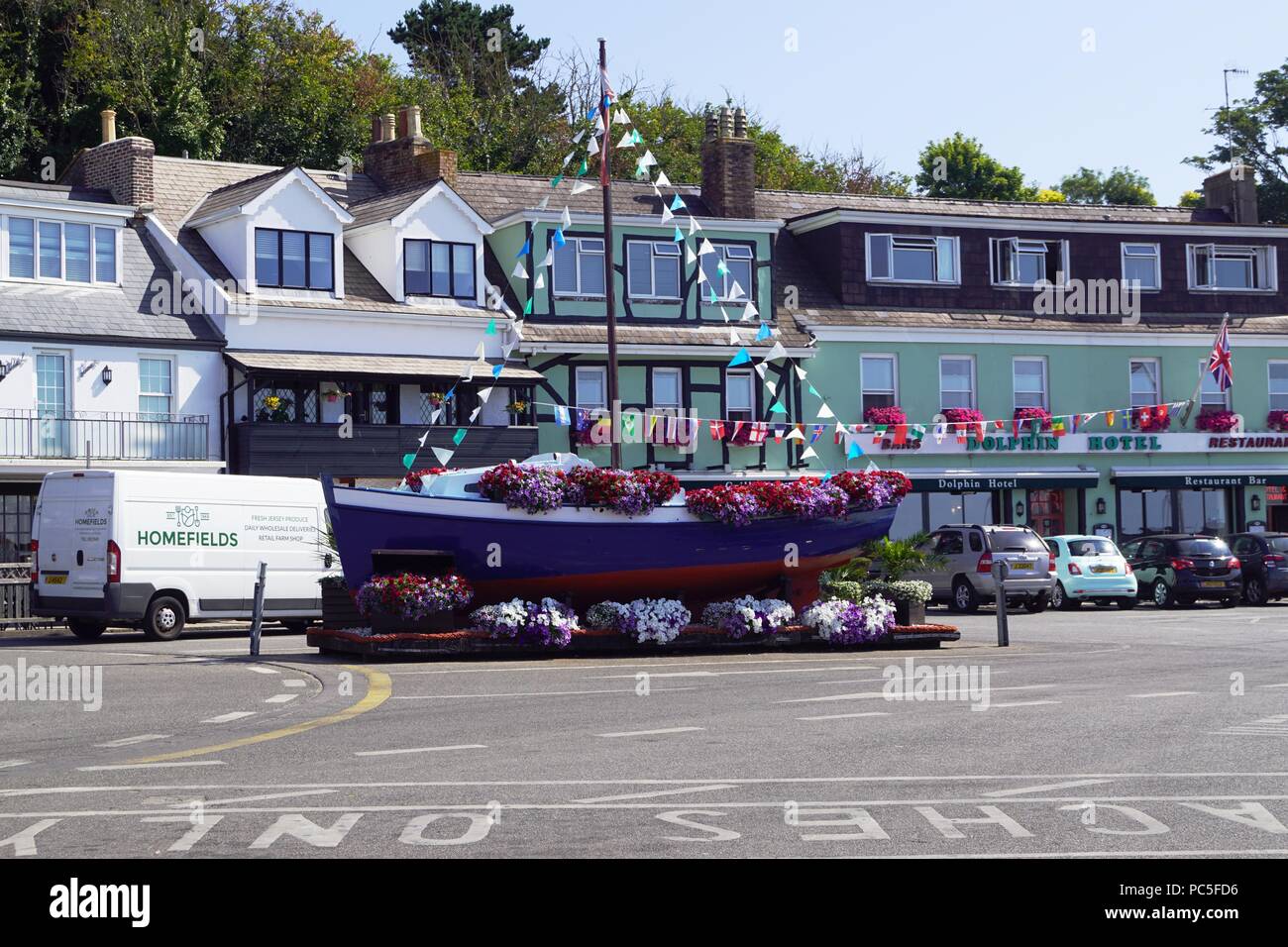 Decorate barca sulla rotatoria a Gorey, Jerset Foto Stock