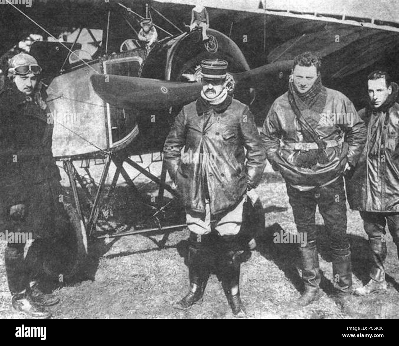 679 Лётчики MS12 перед самолётом Наварра Foto Stock